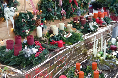 Kein Advent ohne Adventskranz – Garagenverkauf von selbstgebundenen Kränzen, Gestecken und Gebasteltem uvm. , Freitag, 26.11.2021